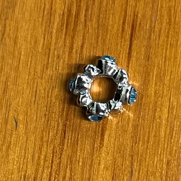 💕 3/$10 Sliding Charm w/ Blue Rhinestones - Picture 2 of 4